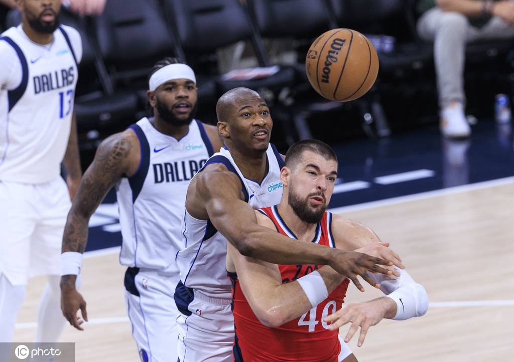 小卡20+6祖巴茨14+13 浓眉缺阵快船大胜独行侠